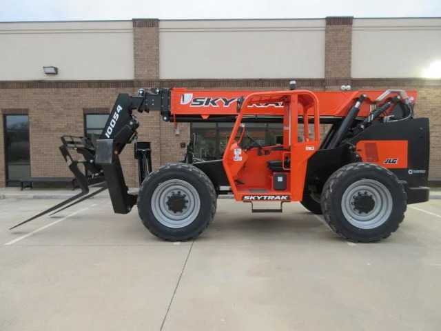 Complete your Reach Forklift rental in minutes with our DFW rental experts.